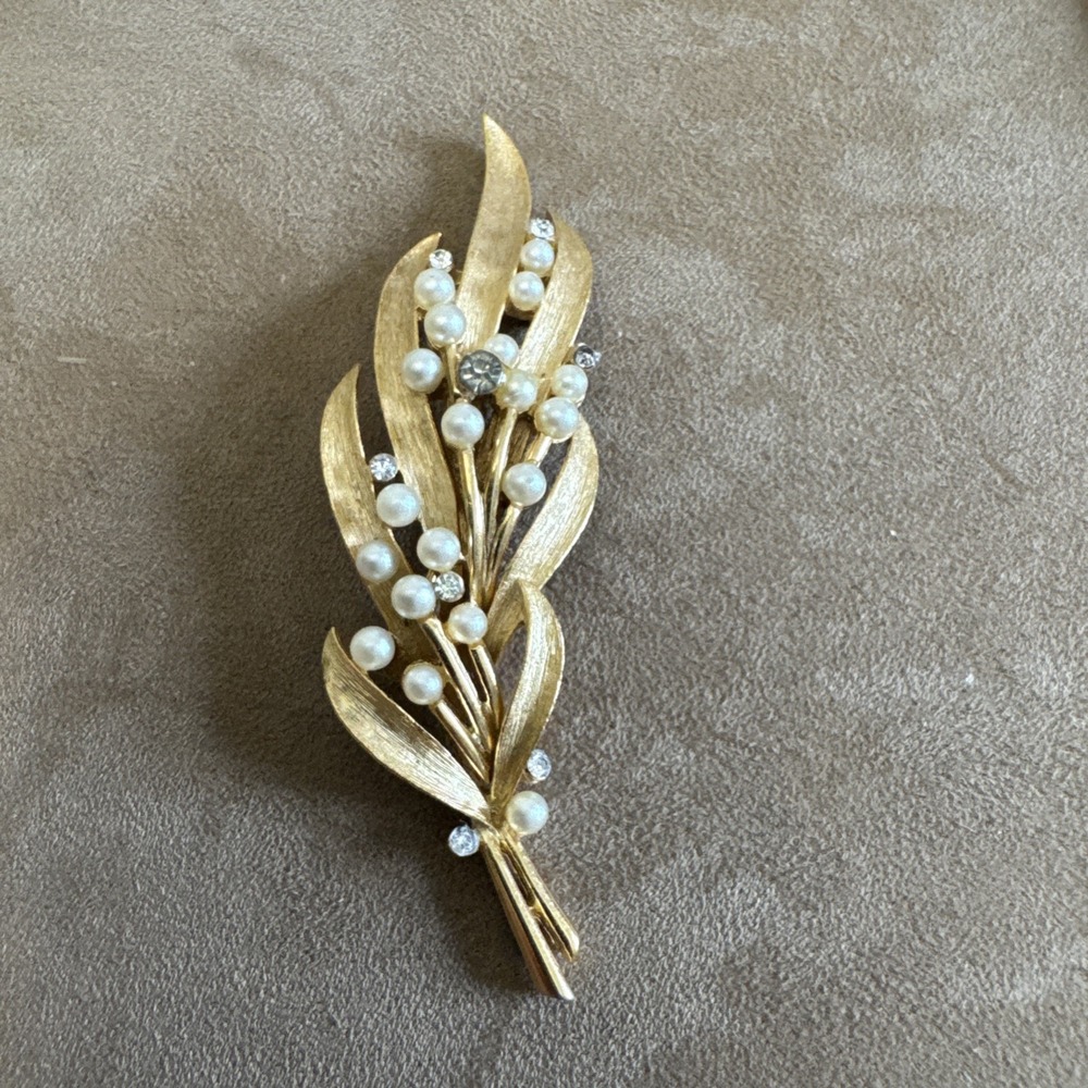 VINTAGE CROWN TRIFARI FEATHER LEAF BROOCH/PINBACK FAUX PEARL RHINESTONE BRUSHED
